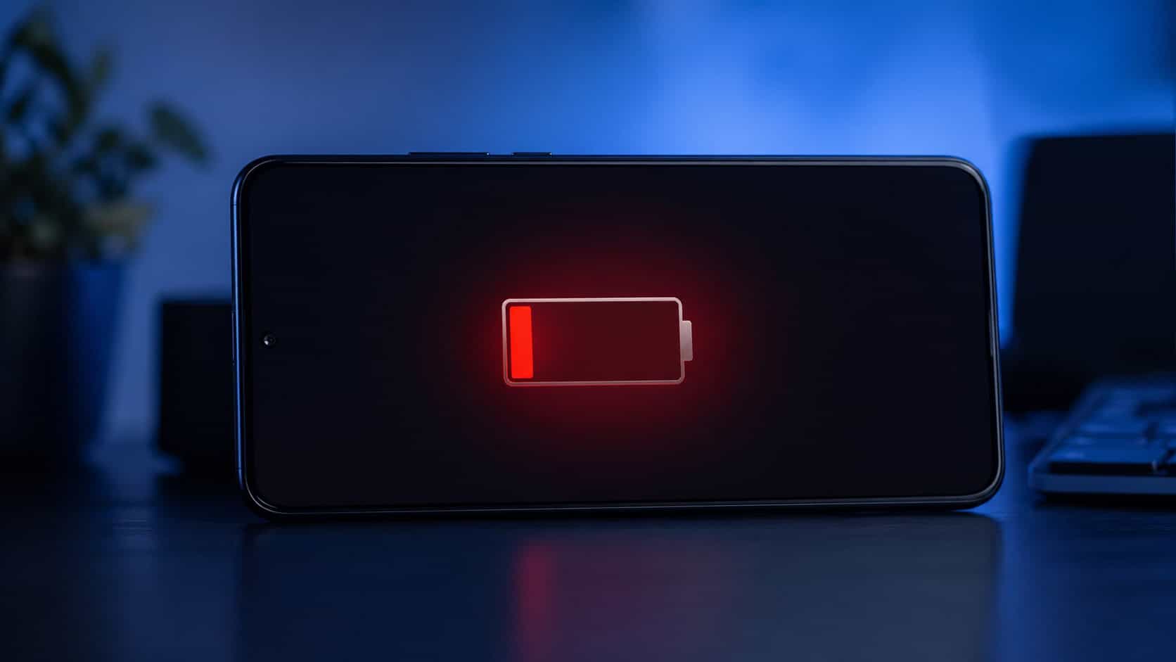 Düşük pil uyarısı görünen Android telefon, hızlı şarj bitme sorunu ve pil tüketimi konsepti